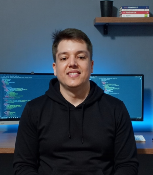 imagem yannsilva setado de fornte para a camera sorrindo